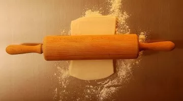 On a surface sprinkled with flour, roll out a layer of puff pastry.