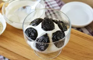 Put the washed and drained pitted plums on top.