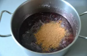 Heat the jam for the third (last) time, add cinnamon, stir gently so that there are no lumps, cover and bring to a boil.