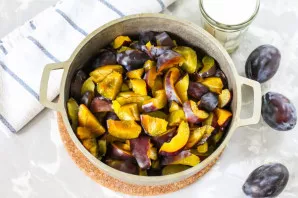 Cut the halves of the plums into small pieces directly into the cauldron or pan with a non-stick bottom.