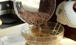 Separately, mix the flour, cocoa, salt and baking powder. Stir and add the dry ingredients.