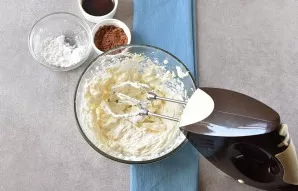 Cream cheese should be at room temperature. Beat the cheese with 4 tablespoons of powdered sugar until fluffy and homogeneous.