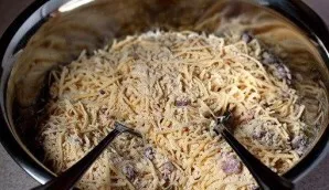 We make the dough, so we put flour, salt, baking powder and butter in a deep bowl. Stir lightly, then add pepper, cheese, bacon, pour mil...