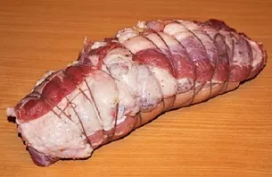 Wrap the bacon in a roll so that the skin is on top and tie it tightly with a thread.