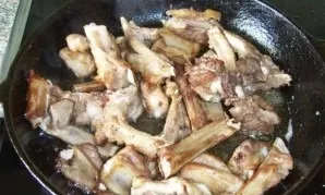 Pickled ribs are also fried in vegetable oil, but in a separate pan. Fry until golden brown.