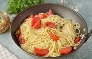 Cook the spaghetti according to the instructions, thin spaghetti is usually cooked for 4-5 minutes. Put the pasta in a colander, as soon ...