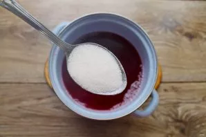 Strain the broth and add sugar, stir until dissolved.