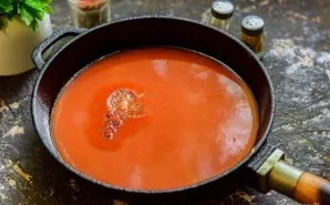In a pan with high edges, heat the tomato juice, add salt, sugar and bell pepper. Boil for 5 minutes.