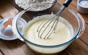 Add riaenka. Stir everything with a whisk.