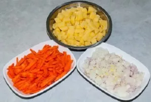 While the beans are boiling, you can clean and prepare other ingredients. Peel and chop potatoes, onions and carrots.