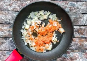 Fry carrots and onions in vegetable oil for 4-5 minutes.