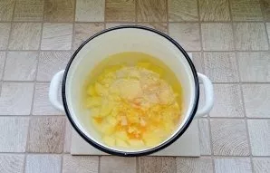 Then put onions and carrots in a saucepan and continue to cook the soup.