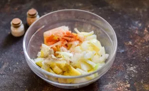 Add salt, pepper, paprika. If you want, you can add different spices to the potatoes according to your taste.