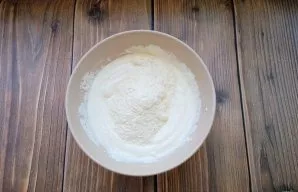In a blender, crush the cottage cheese with sugar, vanilla sugar, egg and yogurt until a homogeneous, creamy mass. Then add flour.