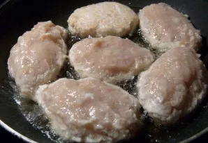 After half an hour, pour vegetable oil into the pan and add the meatballs. Fry the meatballs in a pan on both sides until golden brown.