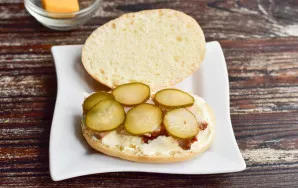 Put pickled cucumber on top, which is pre-cut into slices.