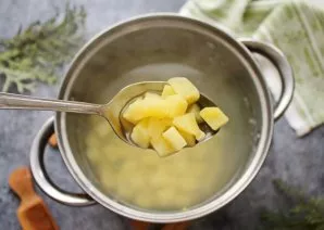 Pour water into the pot and put on medium heat, add a little salt. Peel the potatoes and cut into medium cubes. Put in a saucepan and coo...