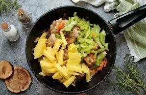 Clean the bell pepper, peel the potatoes. Cut the potatoes and bell peppers into strips and put in a pan.