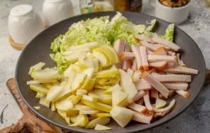 Remove the core from the pears, cut the pulp into slices. Add to the salad bowl.