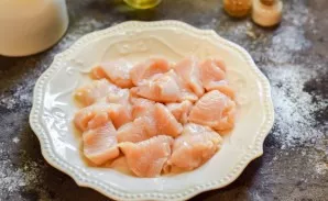 Rinse and dry the chicken fillet, cut into small pieces. :