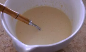 Prepare the dough. Break an egg into a bowl, add flour and gradually pour water, beat until the dough thickens. Add salt.