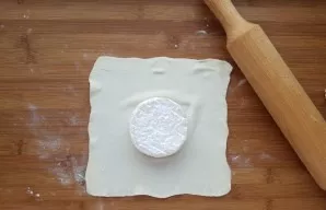 Put the cheese in the middle of the rolled dough.