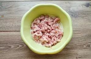 Add minced meat to the dough.