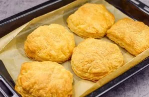 After a while, remove the baking sheet from the oven and cool the cakes slightly.