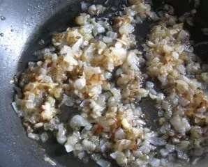 Chop the onion and fry it, add the meat. Bake for 7 minutes. Let cool.