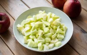 Peel the apples, remove the seeds, cut the pulp into small pieces.