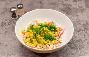 Wash and dry the fresh dill, chop finely and add to the salad.