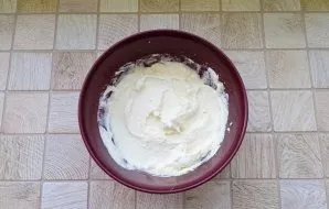 Beat cottage cheese, sugar, egg and vanilla sugar with a mixer until a homogeneous, thick mass.