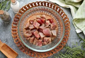 Cut the tuna into cubes, add salt, pepper and mix.