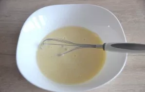 Pour warmed kefir (or yogurt), stir.