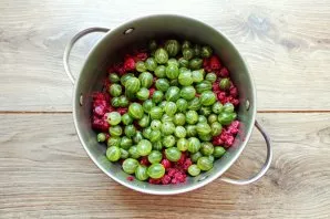 Remove the gooseberry stems, rinse, dry and put in a saucepan with raspberries.
