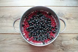 Pour black currants there too.