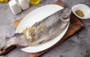 Eviscerate the fish, remove the gills and remove the scales. Rinse and dry. Rub all sides and belly with salt, pepper, oregano and olive ...
