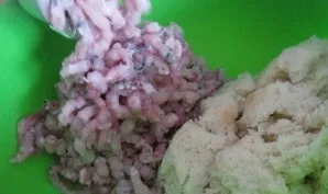Using a blender or meat grinder, mash the fish fillets, fried onions and squeezed bread.