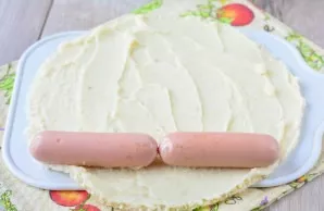 Put peeled sausages on the edge.