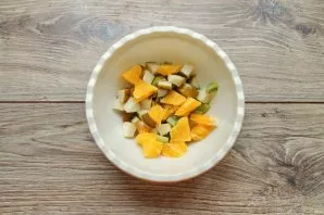 Peel the orange. Cut the pulp into cubes and put in a salad bowl.