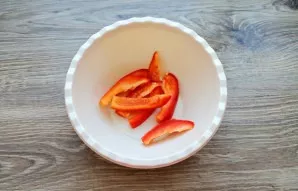 Clean the peppers, cut them into large slices.