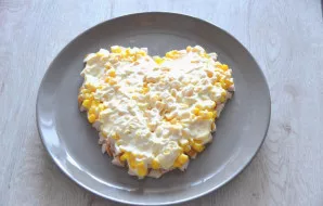 Add a layer of canned corn, grease the top with mayonnaise.