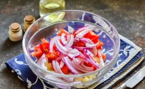 If the onion is sweet, just cut into strips and add to the salad. If you use a regular onion, before that, marinate it in vinegar.