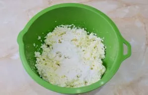 We gradually add sifted flour to the cottage cheese. If the cottage cheese is wet, more flour may be needed.