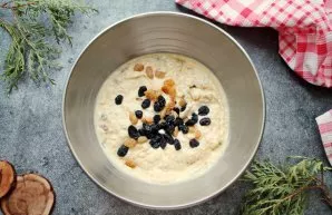 Add raisins to the curd mass and mix.