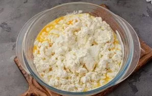 Add cottage cheese to the egg-sour cream mass. Optionally, you can add your favorite flavors, it can be vanilla, cinnamon, orange or lemo...