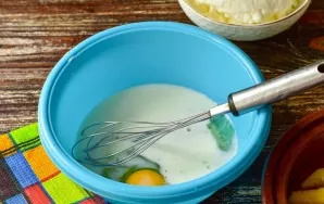 In a bowl, mix the eggs, milk and 3 tbsp. l spoons of sugar.