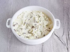 Add semolina, lemon zest, vanilla sugar and raisins to the cottage cheese. Stir.
