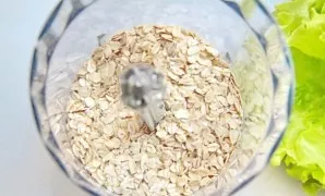 Pour oatmeal into the blender bowl.