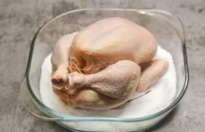Tie the chicken legs with a thread. Preheat the oven to 200 degrees, select the 